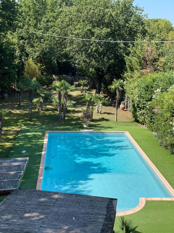 Basen w obiekcie Villa Stella lub w pobliżu
