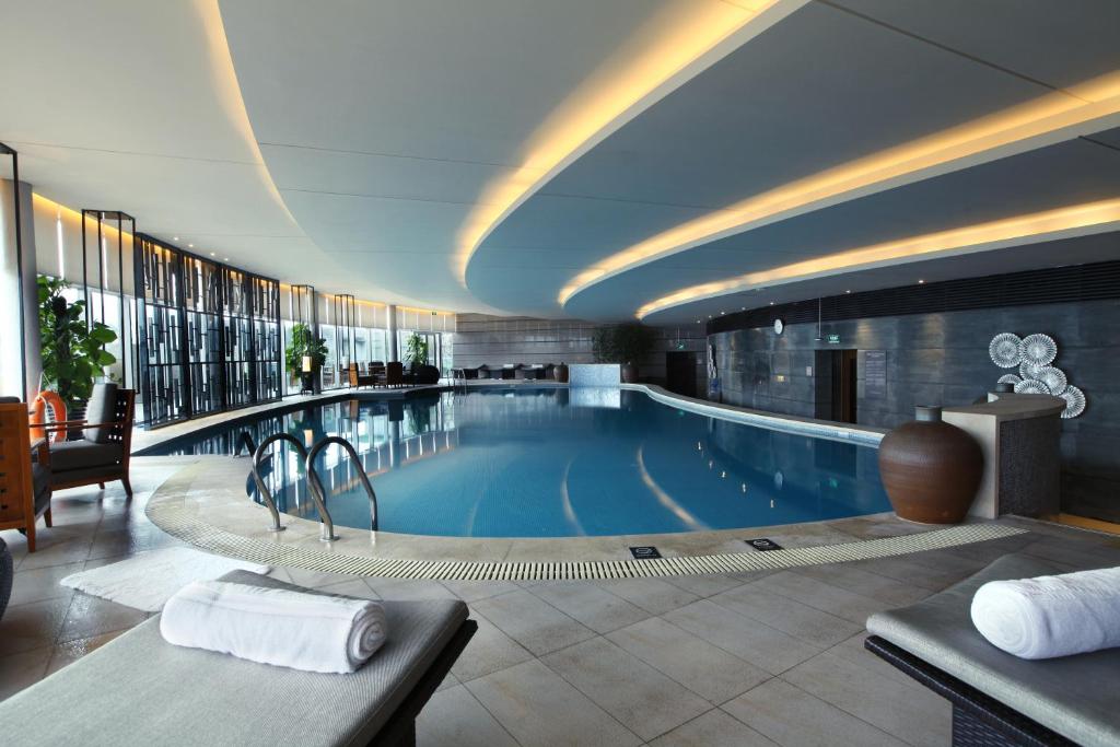 Bazén v ubytování Tangla Hotel Tianjin nebo v jeho okolí