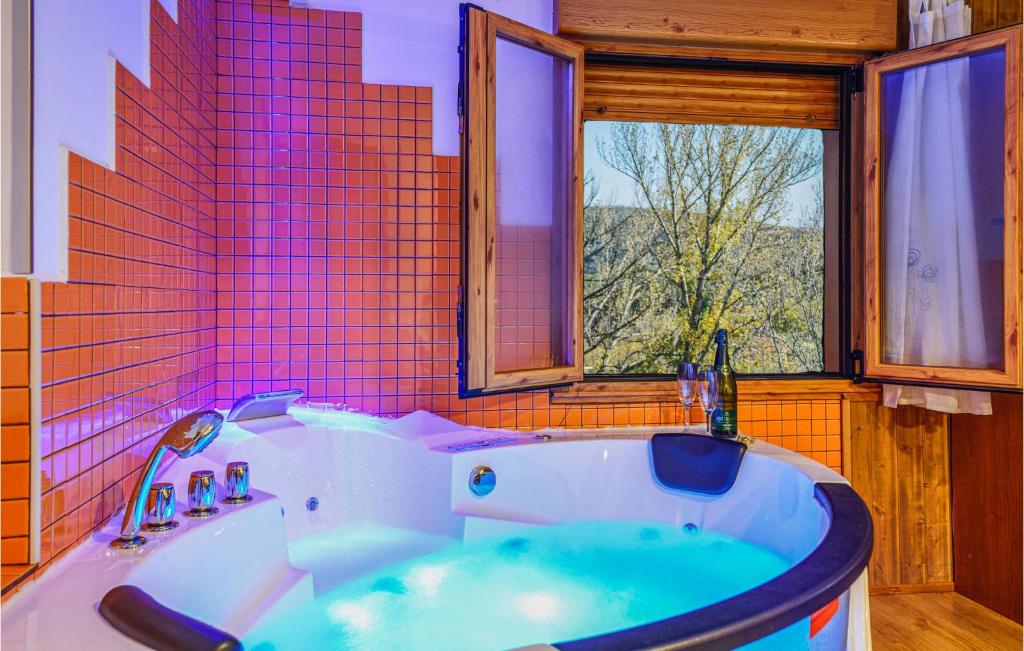a bath tub in a bathroom with a window at Beautiful Home In La Omauela With House A Mountain View in La Omañuela