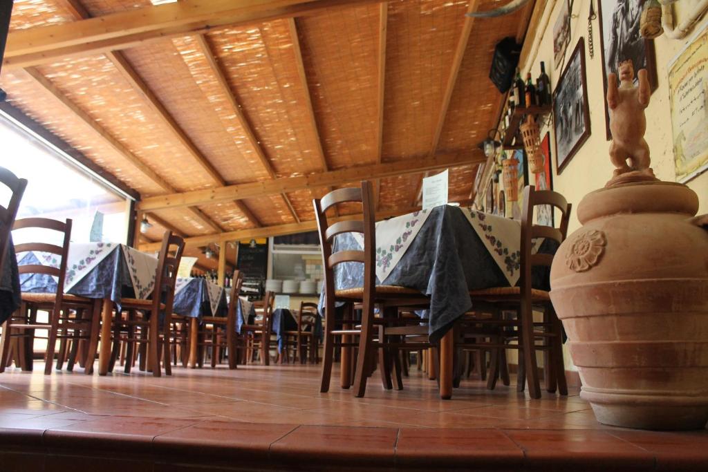 une salle à manger avec des chaises et une table avec un tissu de table dans l'établissement Albergo La Portaccia, à Castiglione della Pescaia