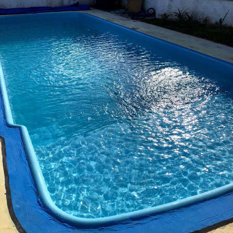 Bazén v ubytování Quarto Privado em residência no Coração de Foz - casa e banheiro compartilhado nebo v jeho okolí