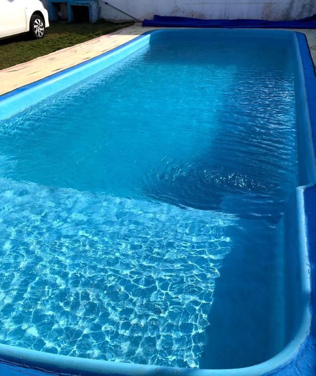 Bazén v ubytování Quarto Privado em residência no Coração de Foz - casa e banheiro compartilhado nebo v jeho okolí