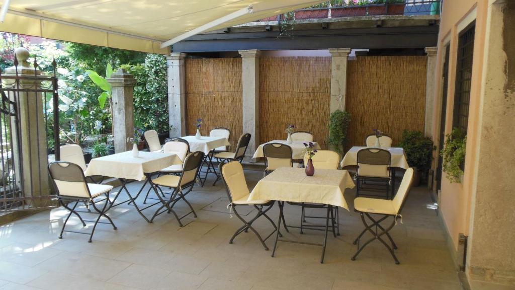 Reštaurácia alebo iné gastronomické zariadenie v ubytovaní Hotel Sant'Antonin