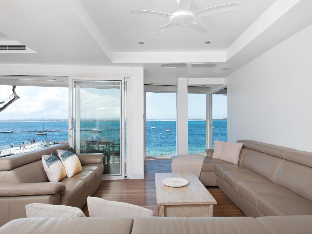 uma sala de estar com um sofá e vista para o oceano em Shoal Bay Views em Shoal Bay