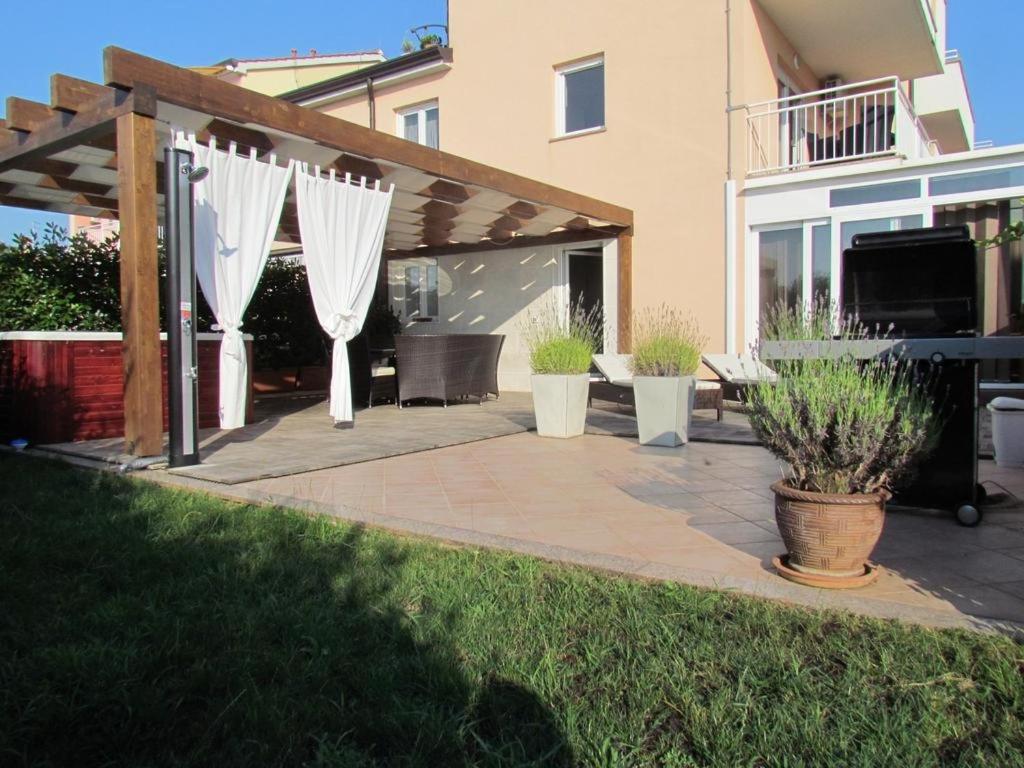 Ogród w obiekcie Apartment in Zambratija with sea view, terrace, air conditioning, WiFi (4961-1)
