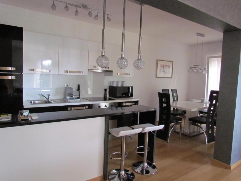 kuchnia z blatem i stołem z krzesłami w obiekcie Apartment in Zambratija with sea view, terrace, air conditioning, WiFi (4961-1) w mieście Zambratija