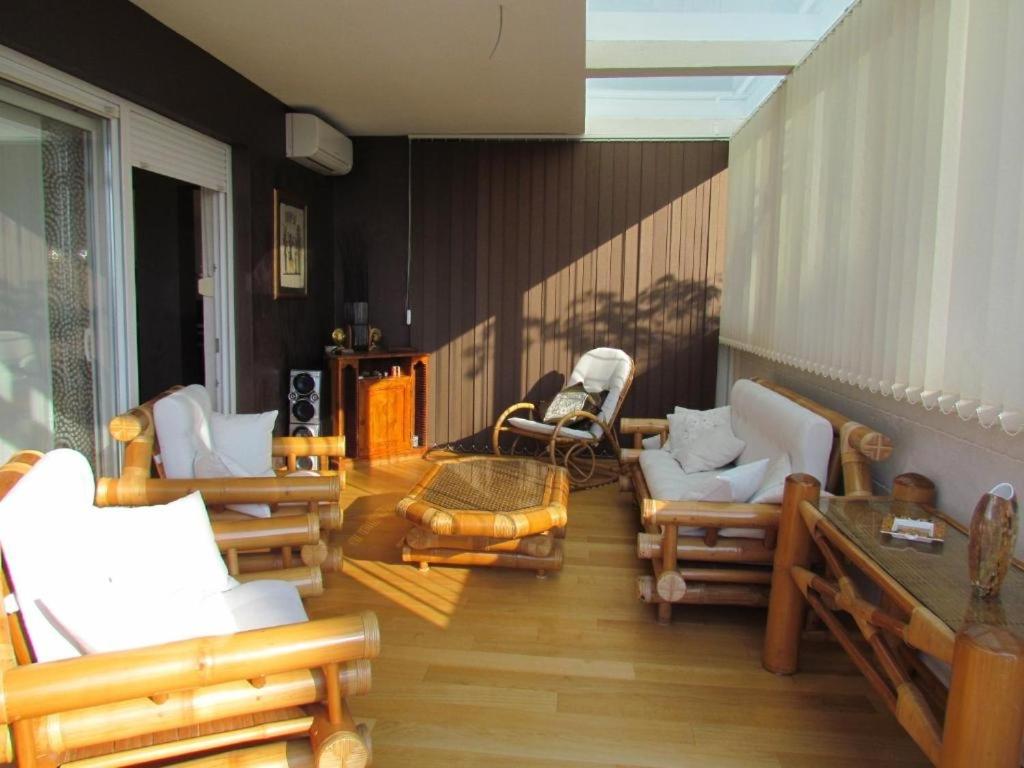 Część wypoczynkowa w obiekcie Apartment in Zambratija with sea view, terrace, air conditioning, WiFi (4961-1)