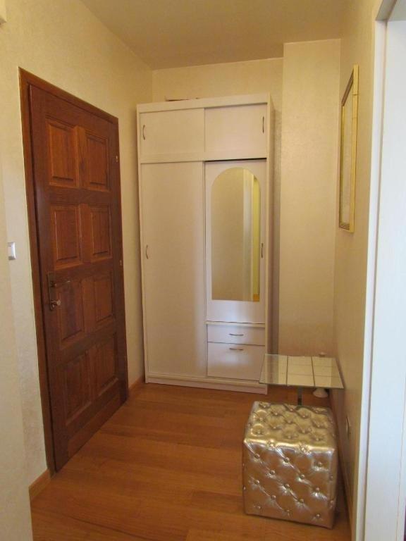 Pokój z szafą z drzwiami i stołkiem w obiekcie Apartment in Zambratija with sea view, terrace, air conditioning, WiFi (4961-1) w mieście Zambratija
