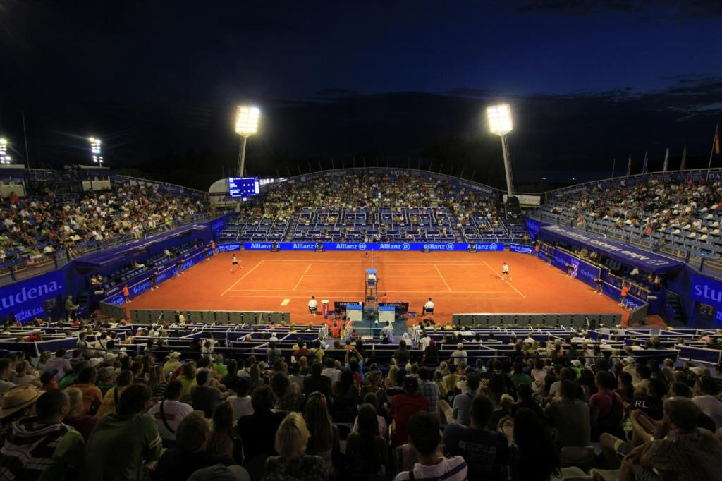 Tenis lub squash w obiekcie Apartment in Zambratija with sea view, terrace, air conditioning, WiFi (4961-1) lub w pobliżu