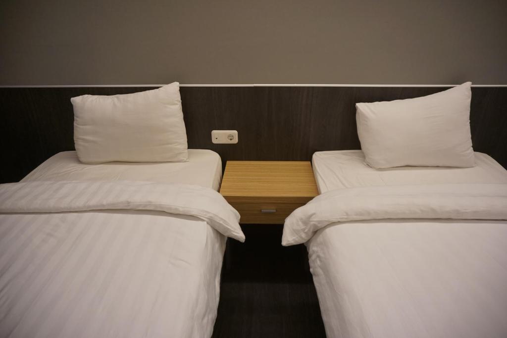 Postel nebo postele na pokoji v ubytování HOTEL PANTES SIMPANG LIMA SEMARANG