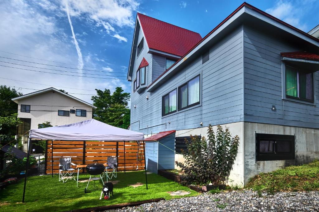 長野市にあるSunnsnow Tall houseの庭のガゼボ付き家