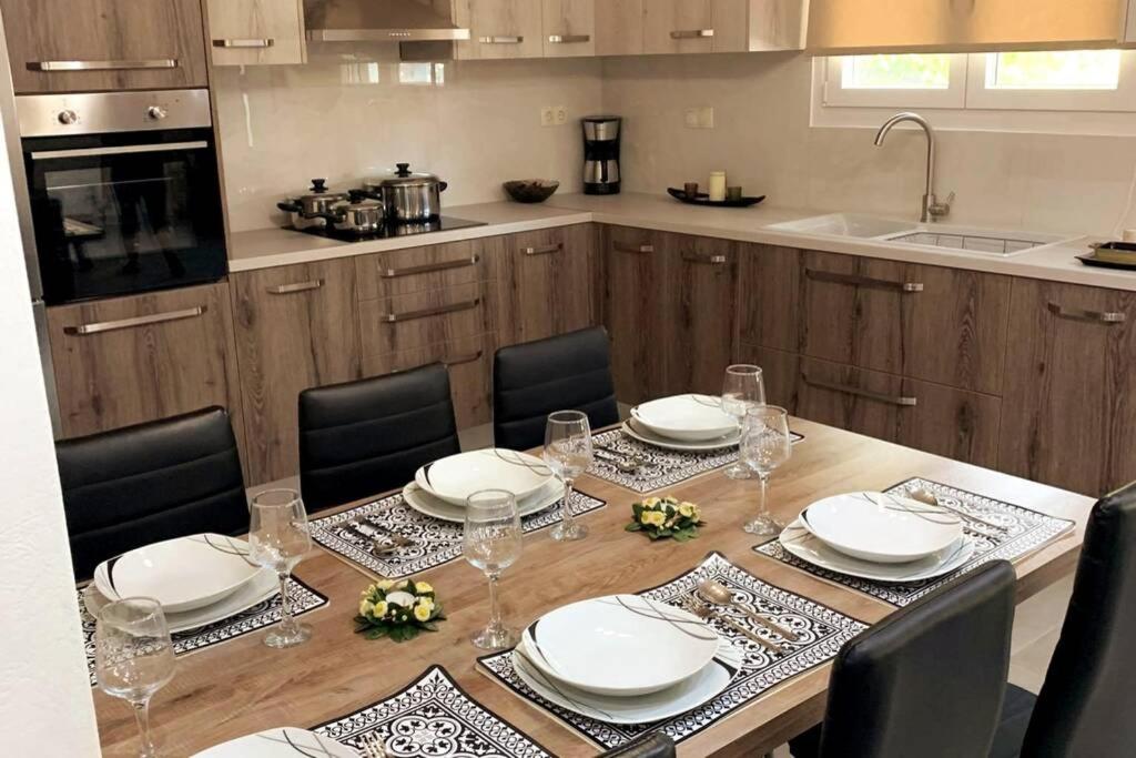 Helen`s Luxury Apartment - 8