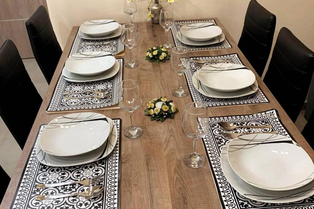 Helen`s Luxury Apartment - 14