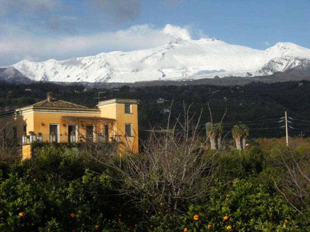 une maison en face d'une montagne enneigée dans l'établissement Baglio Delle Rose, à Giarre