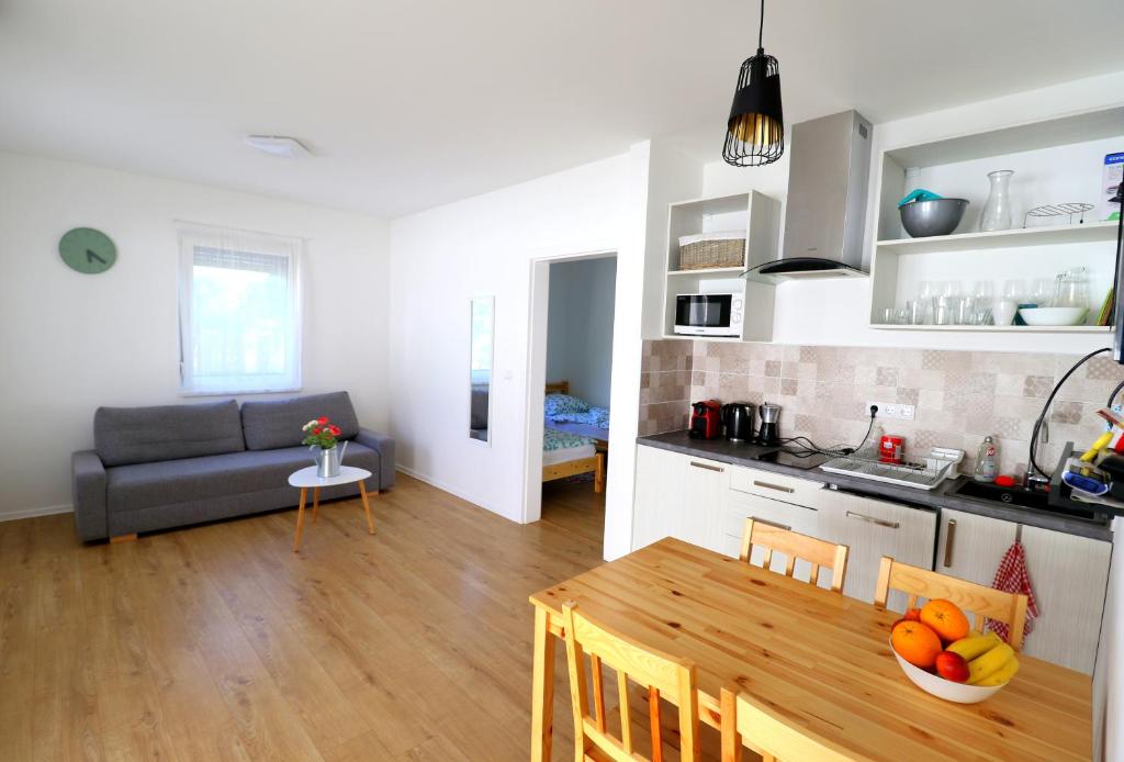Kuchyň nebo kuchyňský kout v ubytování Friends & Family Apartmanok Velence