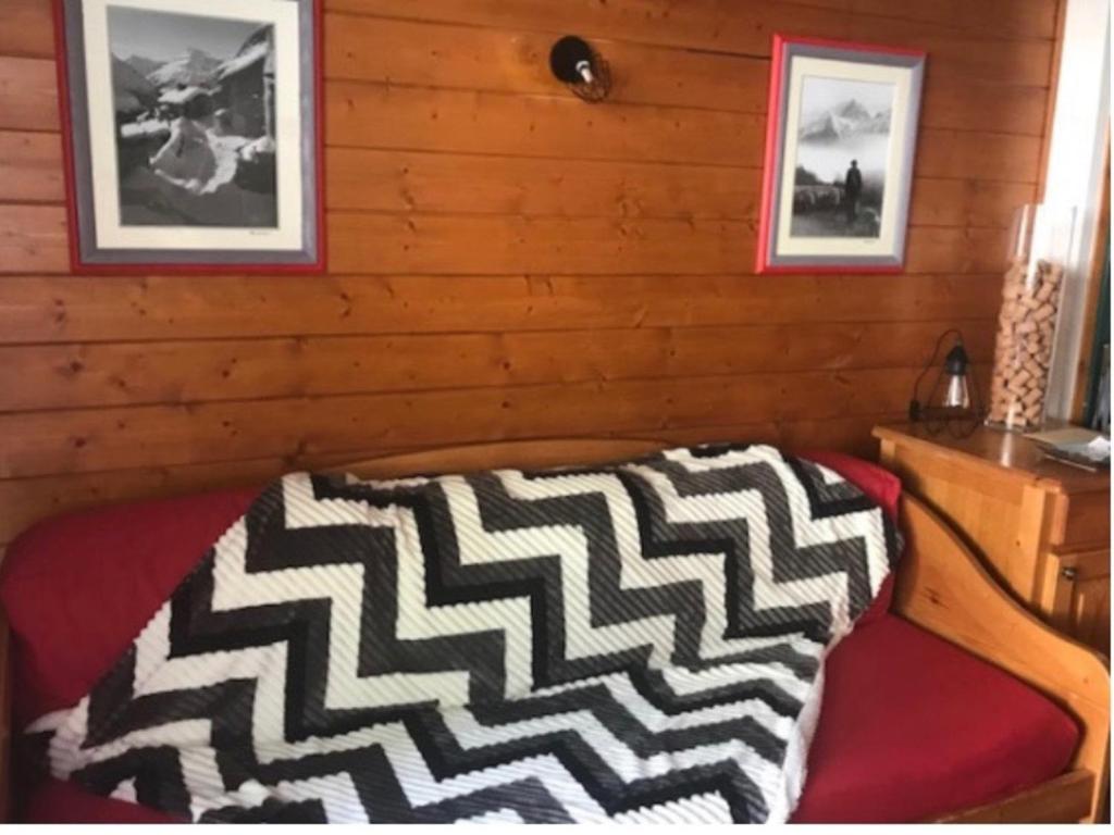 ein Schlafzimmer mit einem Bett mit einem Teppich darauf in der Unterkunft Appartement Valloire, 2 pièces, 4 personnes - FR-1-263-478 in Valloire