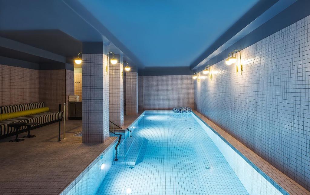 パリにあるHôtel du Rond-point des Champs-Élysées - Esprit de Franceの大型スイミングプール