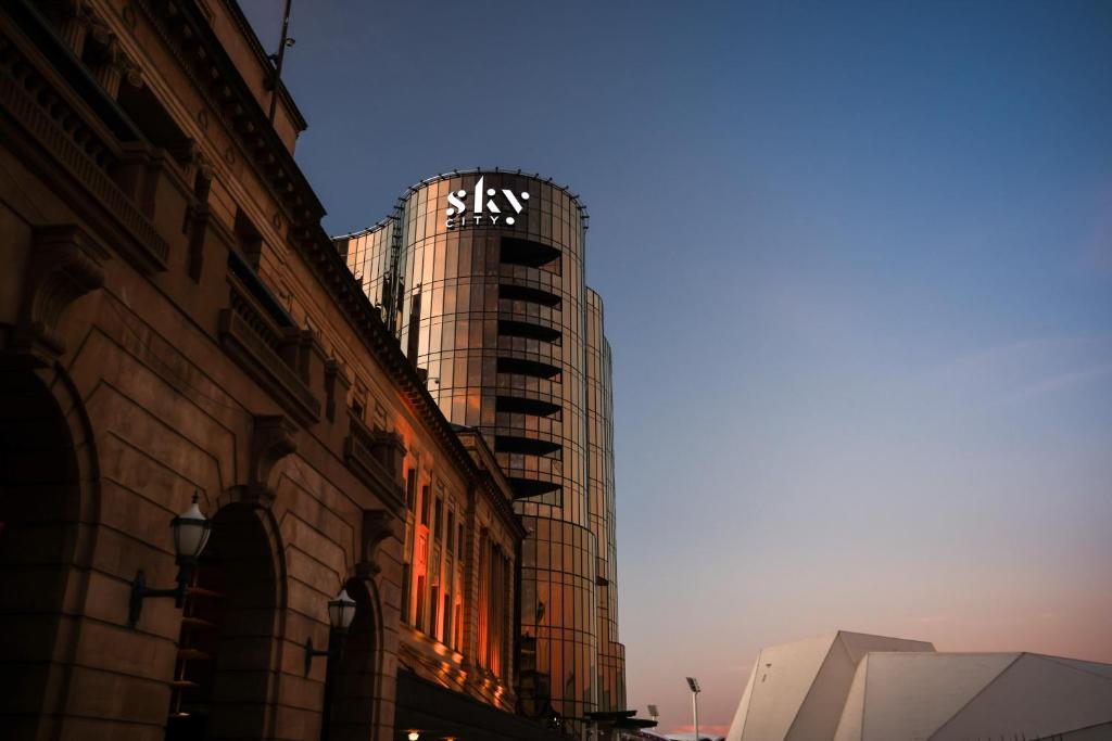 un edificio con una señal de cielo encima en Eos by SkyCity en Adelaida