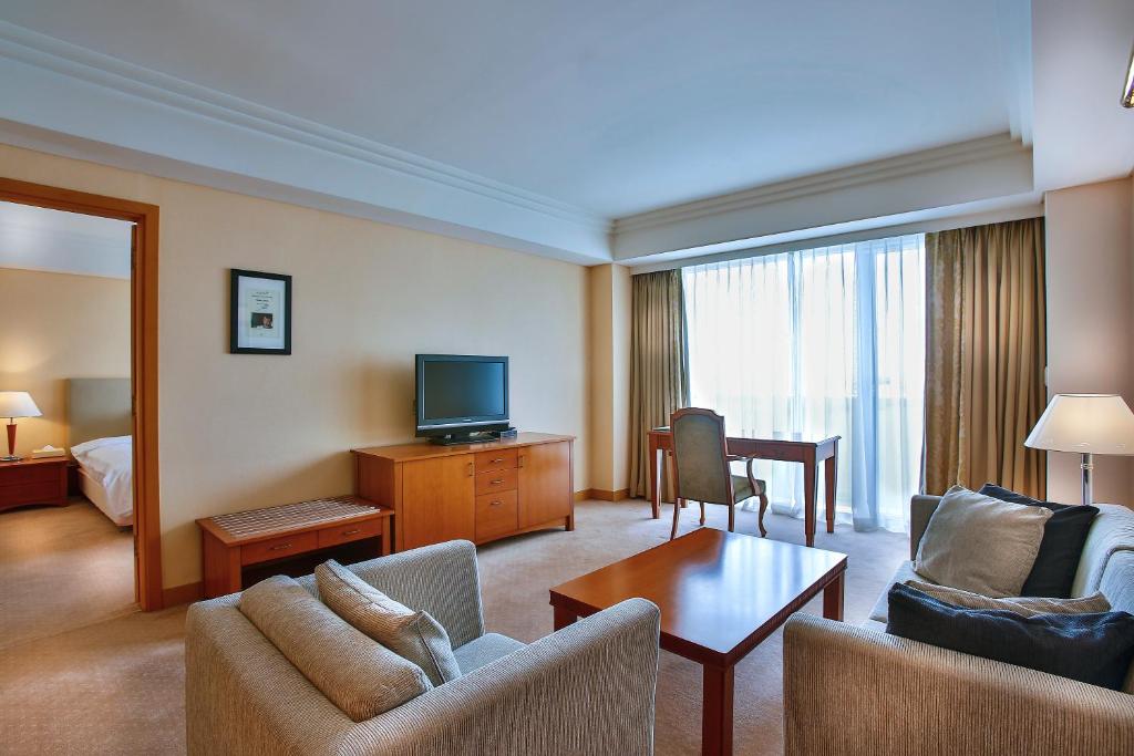TV a/nebo společenská místnost v ubytování Hotel Hyundai by Lahan Mokpo