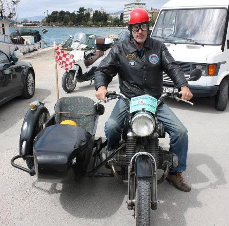 Ein Mann, der mit einem Beiwagen auf einem Motorrad sitzt. in der Unterkunft Apartment Zagor in Kaštela