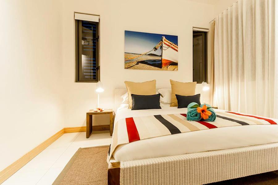 Postel nebo postele na pokoji v ubytování Cap Ouest Beachfront Residences