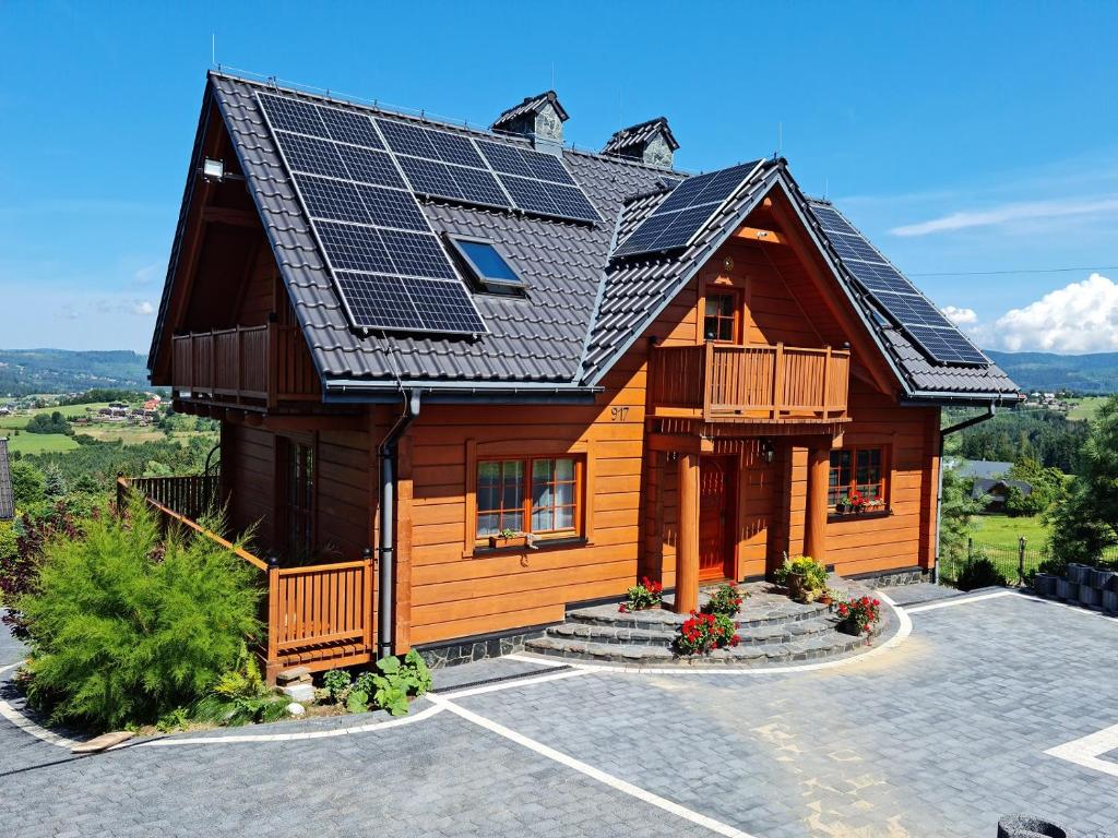una casa con paneles solares en el techo en Dom w Chmurach, en Jaworzynka