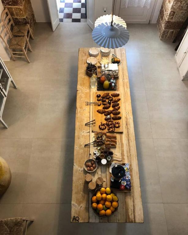 a long wooden table with food on it at CORTE LARGO LAURO DIMORE & SPA in Gemini