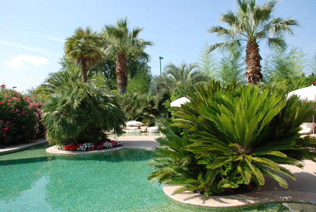 un complejo con palmeras y piscina en Domaine De Respelido, en Carros