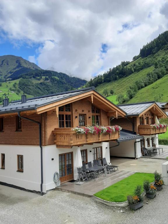 a building with a balcony with flowers on it at Hochalmbahnen Chalets Rauris 1-11 WE2, Maislaufeldweg 1k OG in Rauris