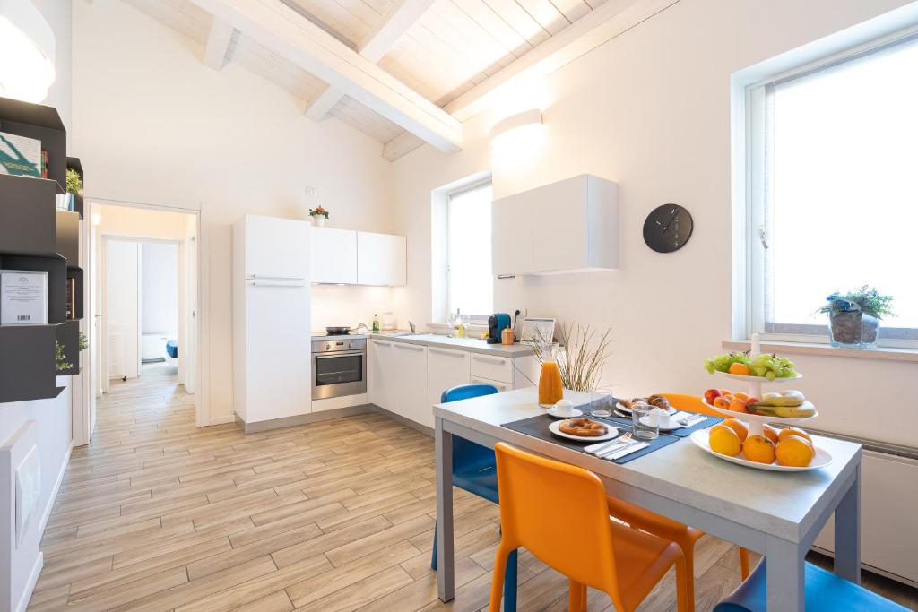 een keuken en eetkamer met een tafel en stoelen bij La Nuova Corte Verona in Verona