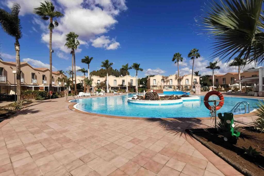 basen w ośrodku z palmami w obiekcie GLAMOUR MASPALOMAS - near MELONERAS w mieście San Bartolomé
