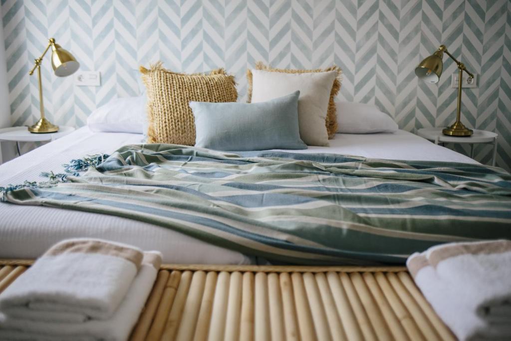 - une chambre avec un grand lit et des oreillers dans l'établissement Stylish City Vacation Gran Canaria, à Las Palmas de Gran Canaria