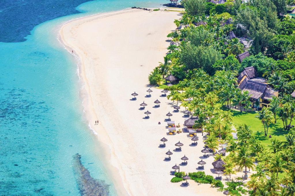 een luchtzicht op het strand van het topkwaliteit punta cana resort bij Dinarobin Beachcomber Golf Resort & Spa in Le Morne