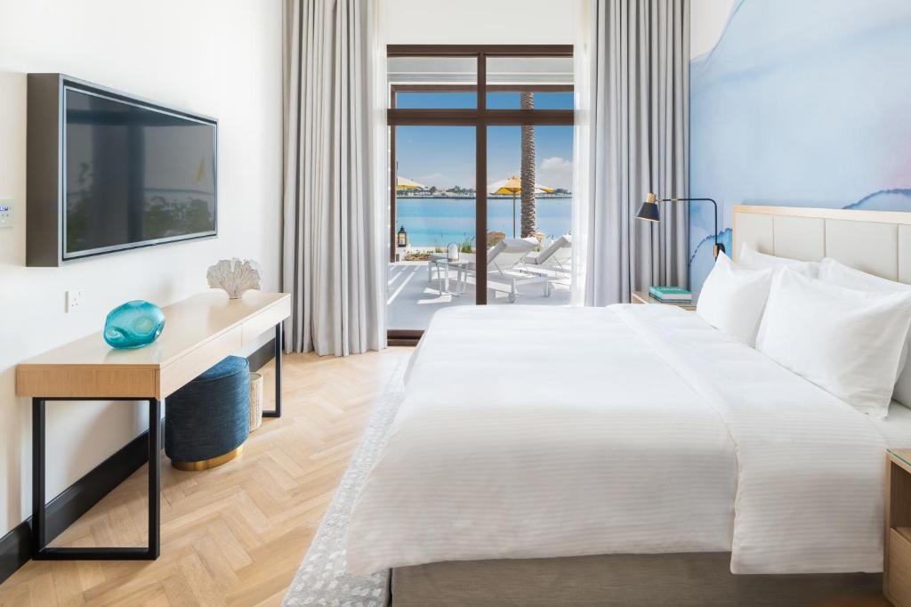 Postel nebo postele na pokoji v ubytování Vida Beach Resort Umm Al Quwain