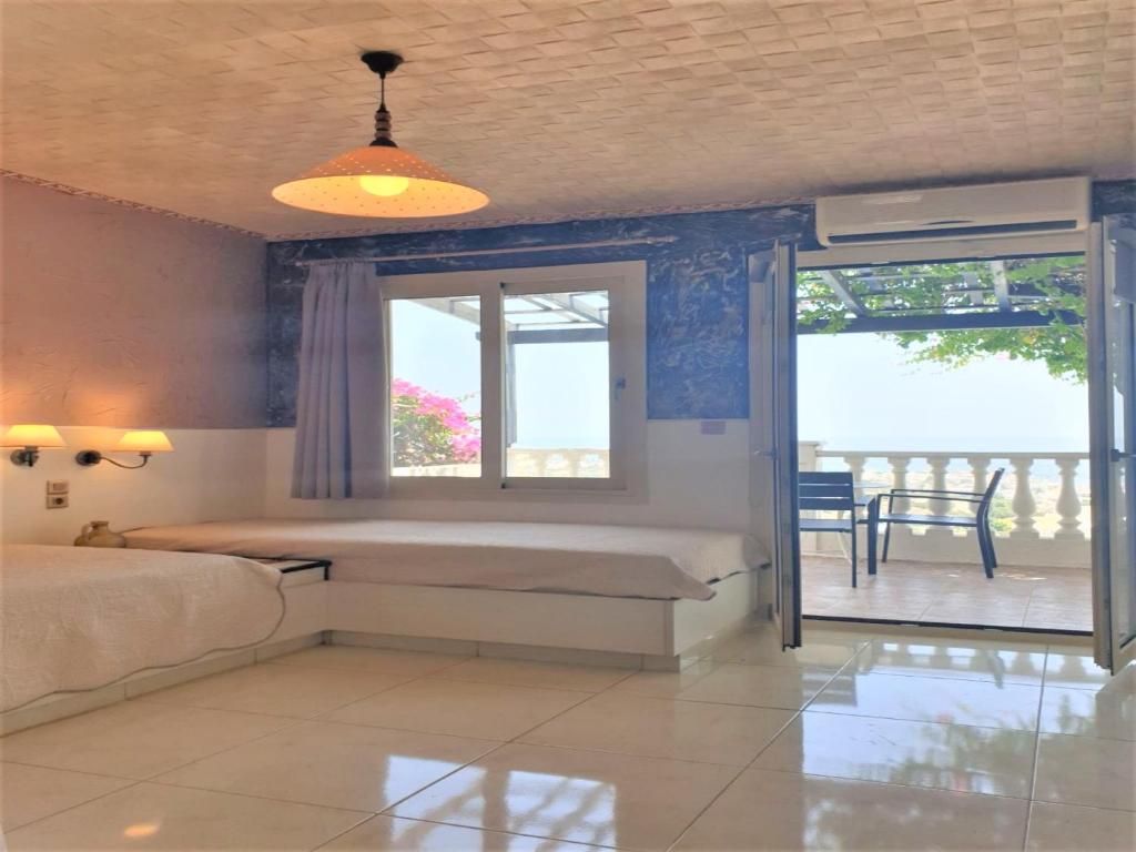 A bed or beds in a room at Entire Villa full View 3 bedrooms 3 bathrooms 3 kitchens