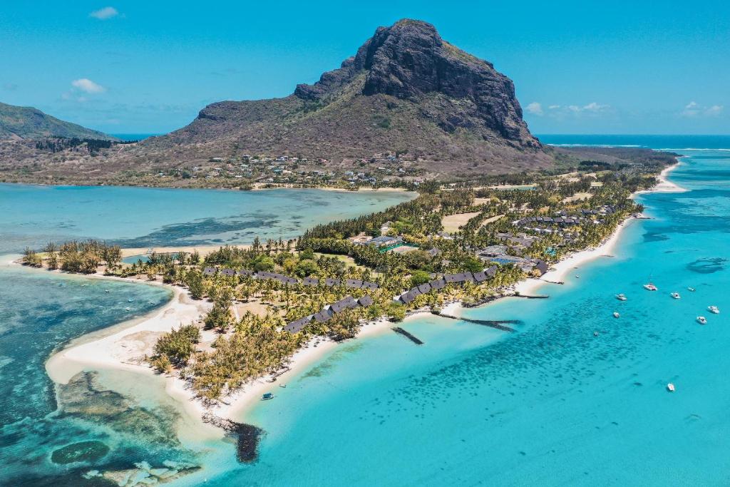 uma ilha no oceano com uma montanha ao fundo em Paradis Beachcomber Golf Resort & Spa em Le Morne