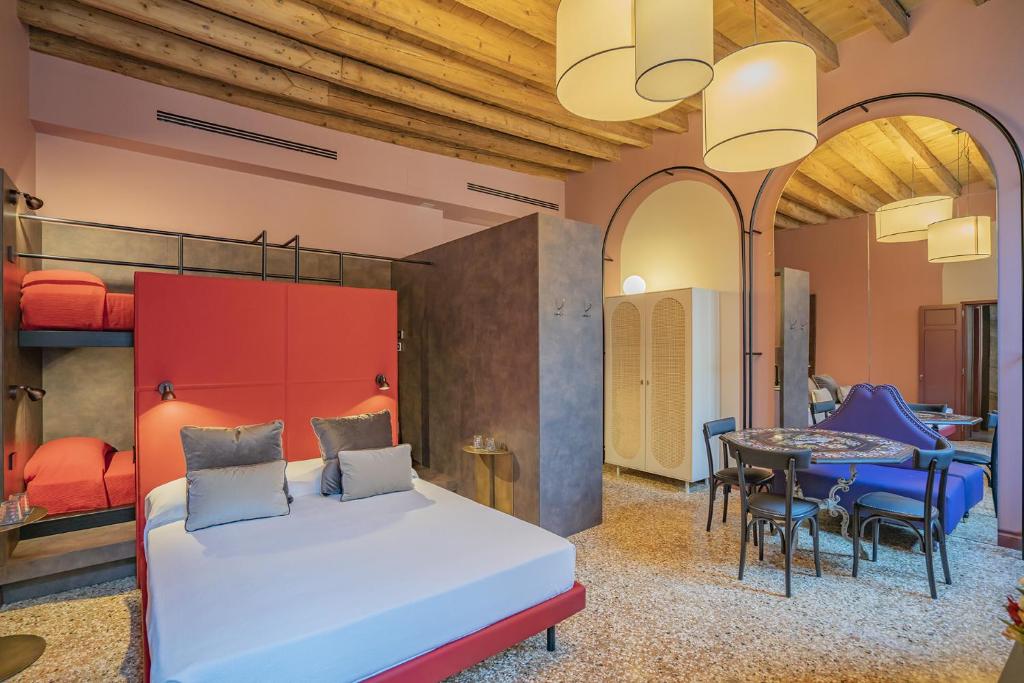 a bedroom with a bed and a table and chairs at Corte Rubbi 5 Deluxe Studio-Apartment in Venice