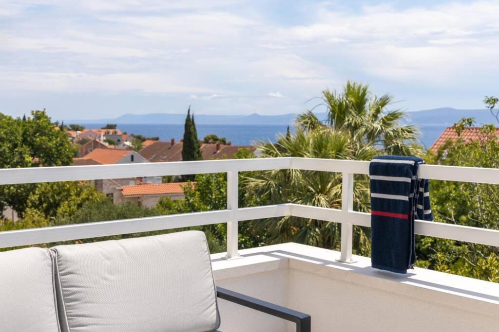 d'une balustrade blanche avec une chaise sur le balcon. dans l'établissement Holiday in Bol **** green, à Bol