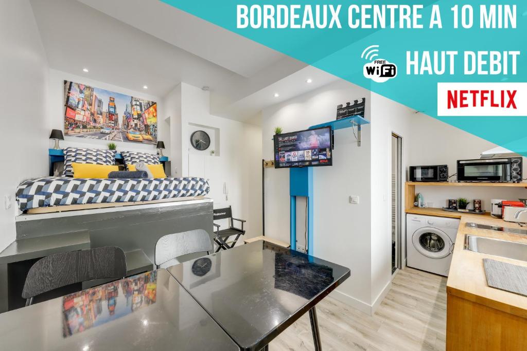 Ce petit appartement comprend un lit et une salle à manger. dans l'établissement Aux portes de Bordeaux L'Actors Studio MindUrGuest, à Lormont