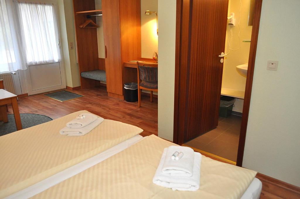 Postel nebo postele na pokoji v ubytování Gästehaus Lietzow & Störtebeker Camp