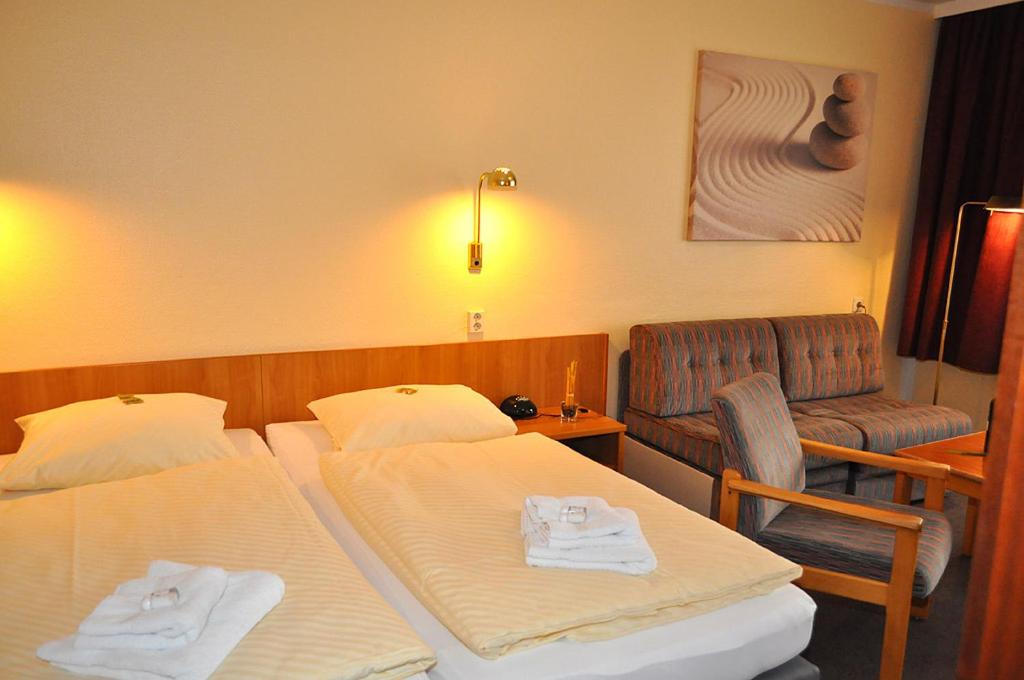 Postel nebo postele na pokoji v ubytování Gästehaus Lietzow & Störtebeker Camp