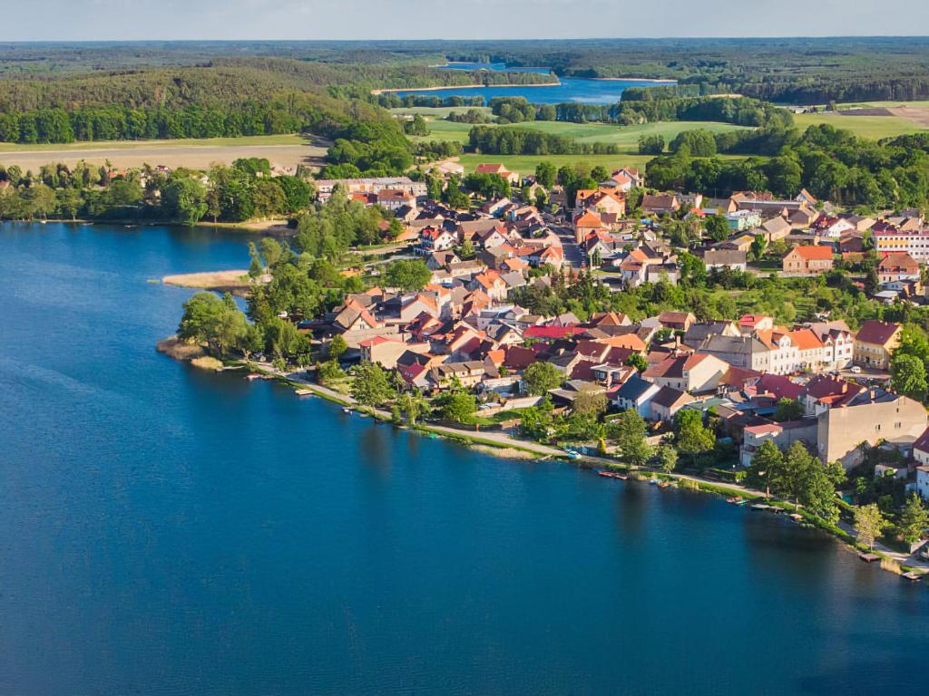 una vista aérea de una ciudad en un lago en Nad Jeziorem Kochle en Pszczew