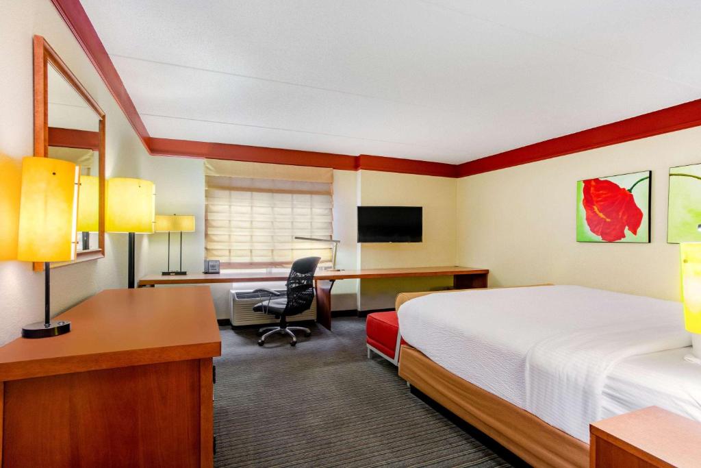 La Quinta by Wyndham Raleigh Crabtree - Deluxe King Room