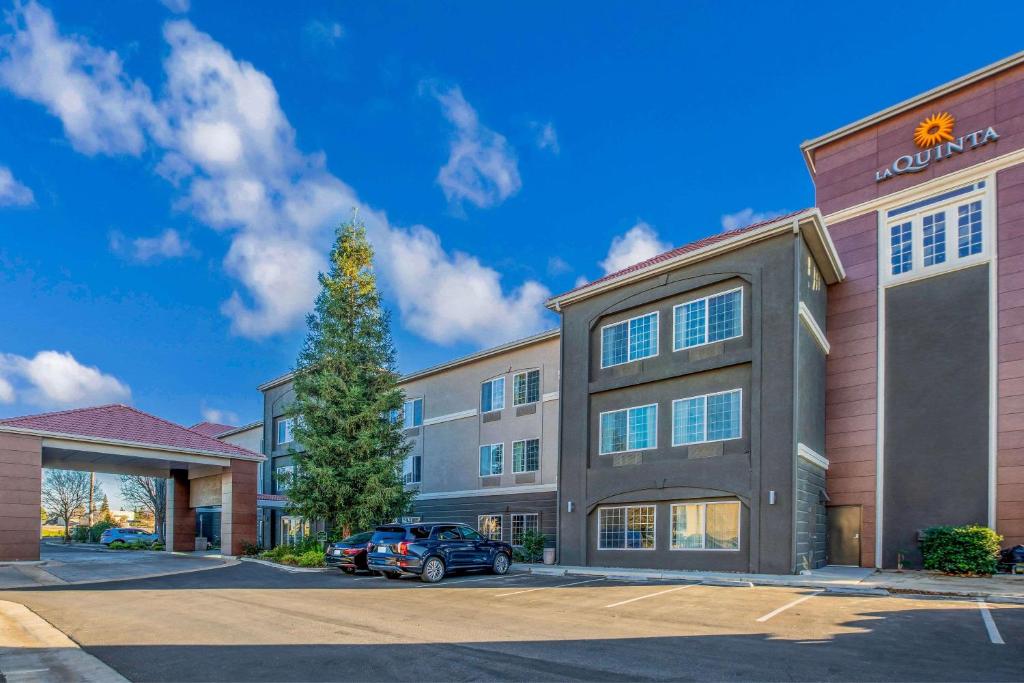 un edificio con un'auto parcheggiata di fronte di La Quinta by Wyndham Bakersfield North a Bakersfield