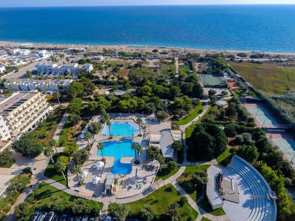 uma vista aérea de um parque junto ao oceano em Nicolaus Club La Giurlita em Ugento