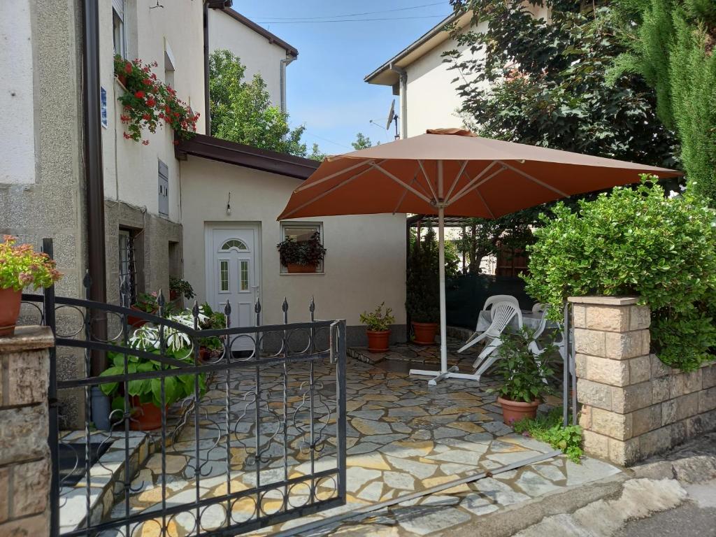 un patio con un ombrellone accanto a una casa di Apartment Mirko a Ohrid