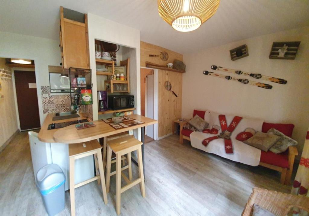 a room with a desk and a room with a bed at T2 centre avec jardinet in Luchon