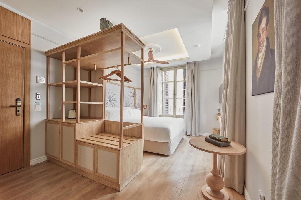 um quarto com uma estante de livros e uma cama em ICON Malabar em Málaga
