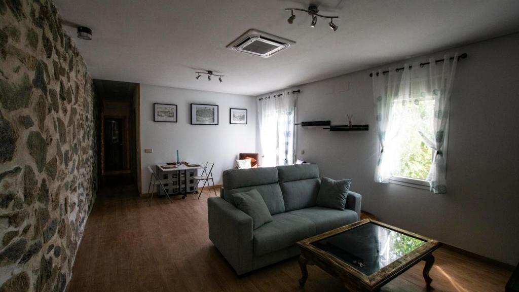 a living room with a couch and a table at Apartamento/Casa El Puente in Toledo