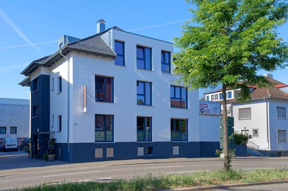 ein weißes Gebäude an der Straßenseite in der Unterkunft Heilbronner Hotel am schönen Theater in Heilbronn